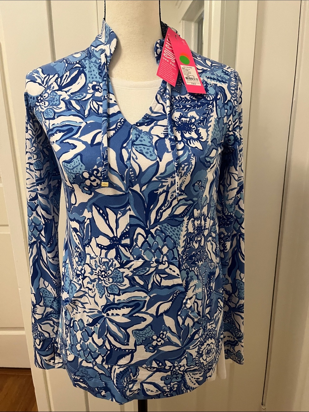NWT RET $128 LilyPulitzer Stretch Long Sleeve Top SPF 50 Stand Collar Blue White